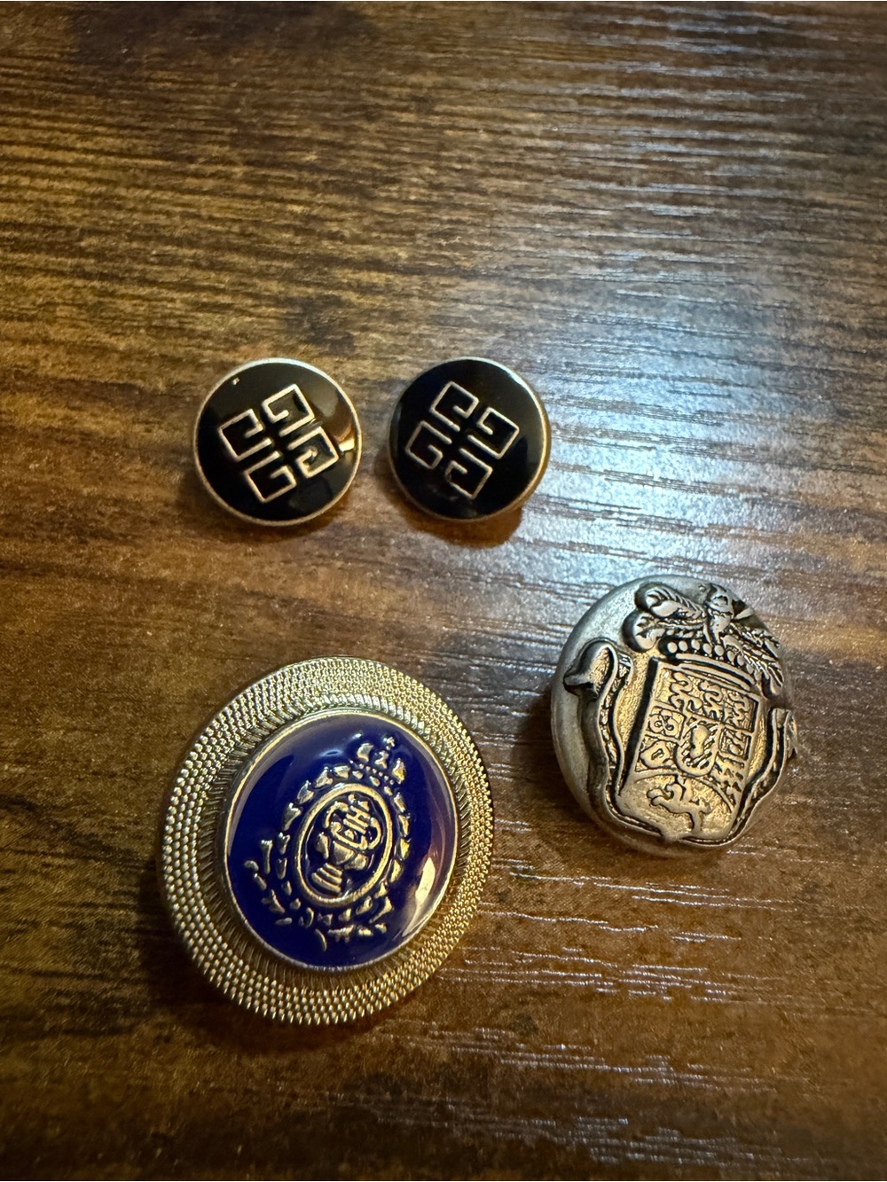 Men's vintage crest Buttons